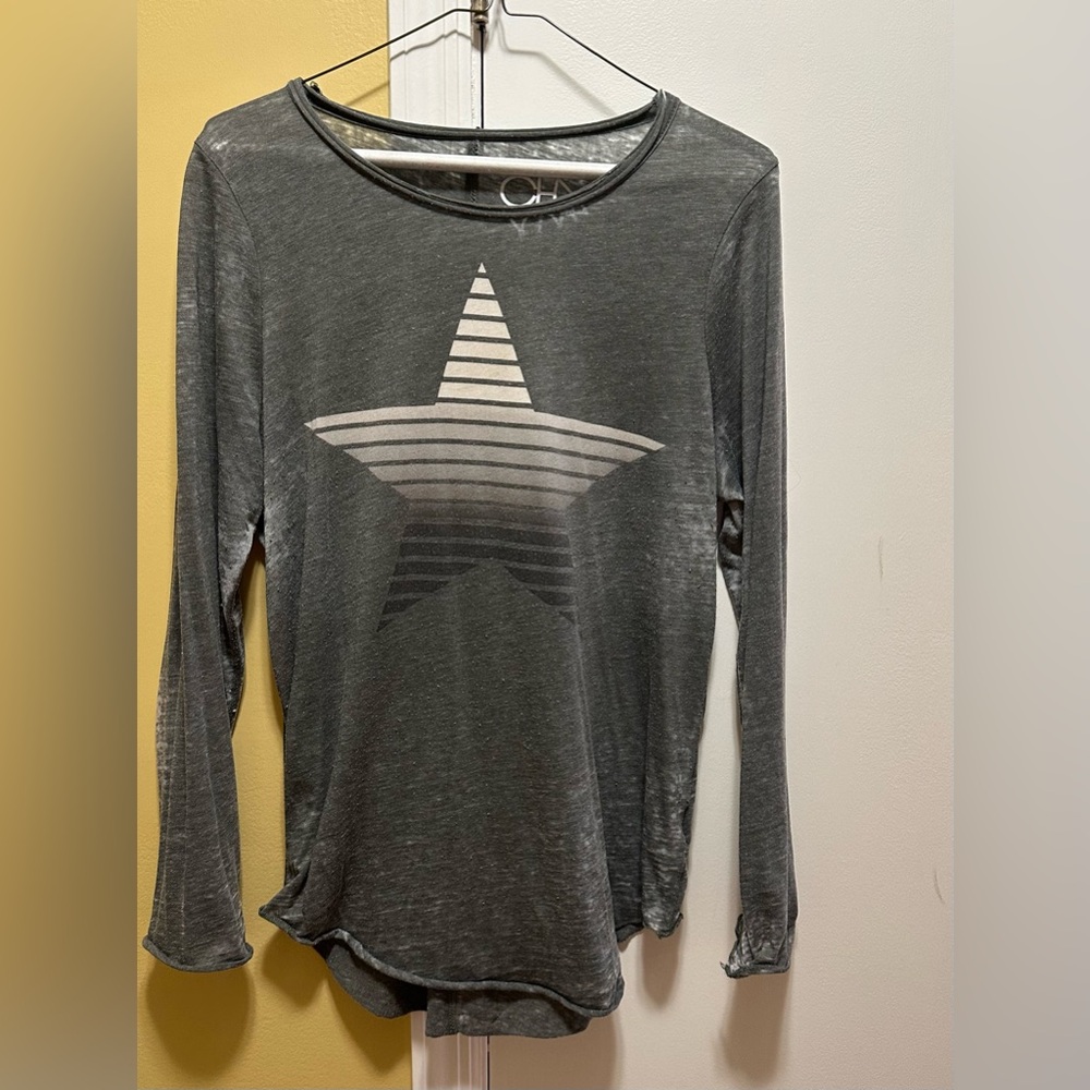 CHA SOR/CHASER GREY VINTAGE WASHED OUT, RAW HEM PULLOVER TOP W/ STAR DESIGN (L)